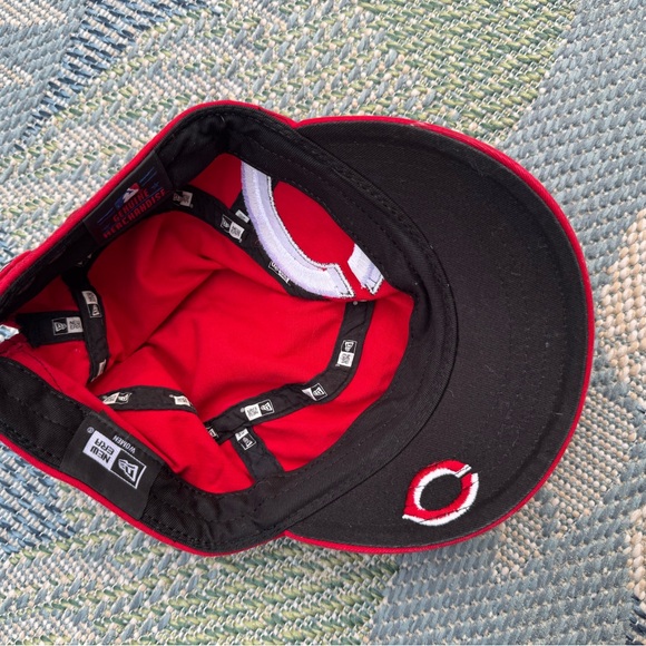 Cincinnati Reds Cap with Embroidered Design - Picture 2 of 2